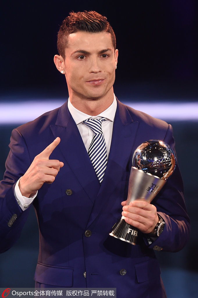 记者：申花队昨天傍晚抵达天津，出征的队伍中没有门将薛庆浩