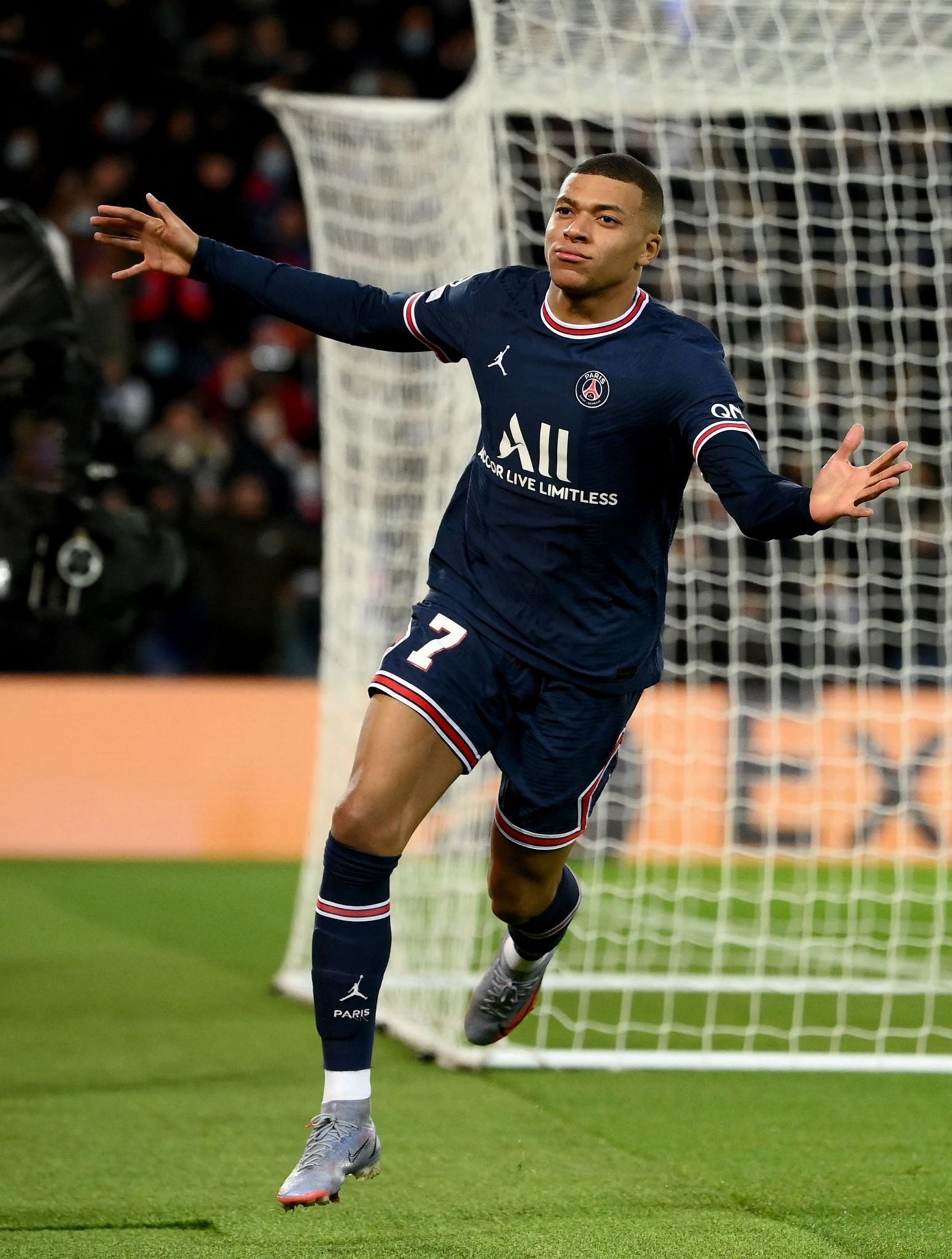 前巴萨高管谈亚马尔：要保持谦逊专注于足球，别相信一切赞美（巴萨前高层谈亚马尔：保持谦逊、专注足球，别被赞誉冲昏头脑）