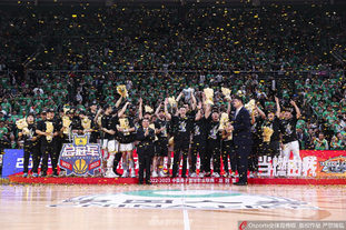 皇马名宿：维尼修斯要用表现回应嘘声，他被嘘更要主动拿球（皇马名宿：维尼修斯该用表现说话，越被嘘越要主动要球）