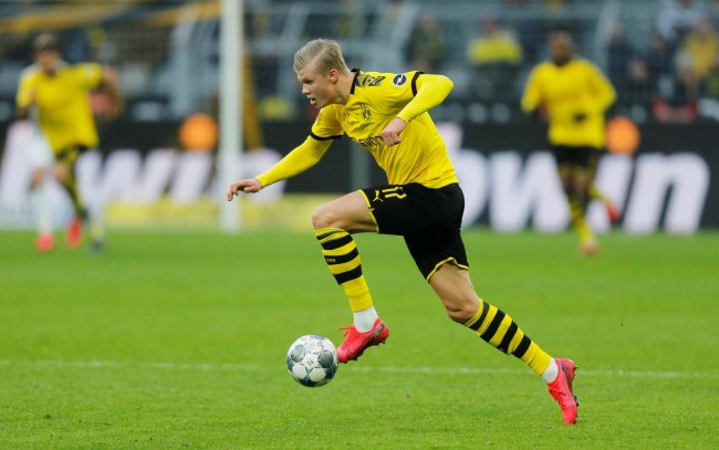 葡超比赛一球员受伤需要担架，对方球员帮忙传递担架吃黄牌（葡超争议一幕：球员伤退需担架，对手递担架反吃黄牌）