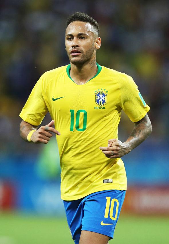 港队主场战新加坡，新加坡球员伤退时担架工作人员忍不住庆祝（港队主场迎战新加坡，担架员在新加坡球员伤退时当场庆祝）