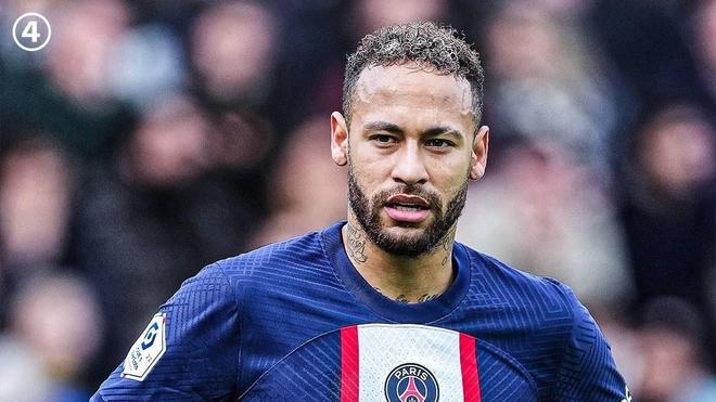 足球中超新外援亮相，身体对抗惊人（中超新外援首秀，身体对抗能力惊艳）