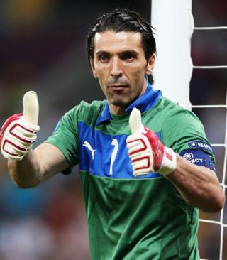 广岛三箭3-1柏太阳神夺冠，热尔曼-良、东俊希建功（广岛三箭3比1击败柏太阳神加冕，热尔曼-良与东俊希破门）