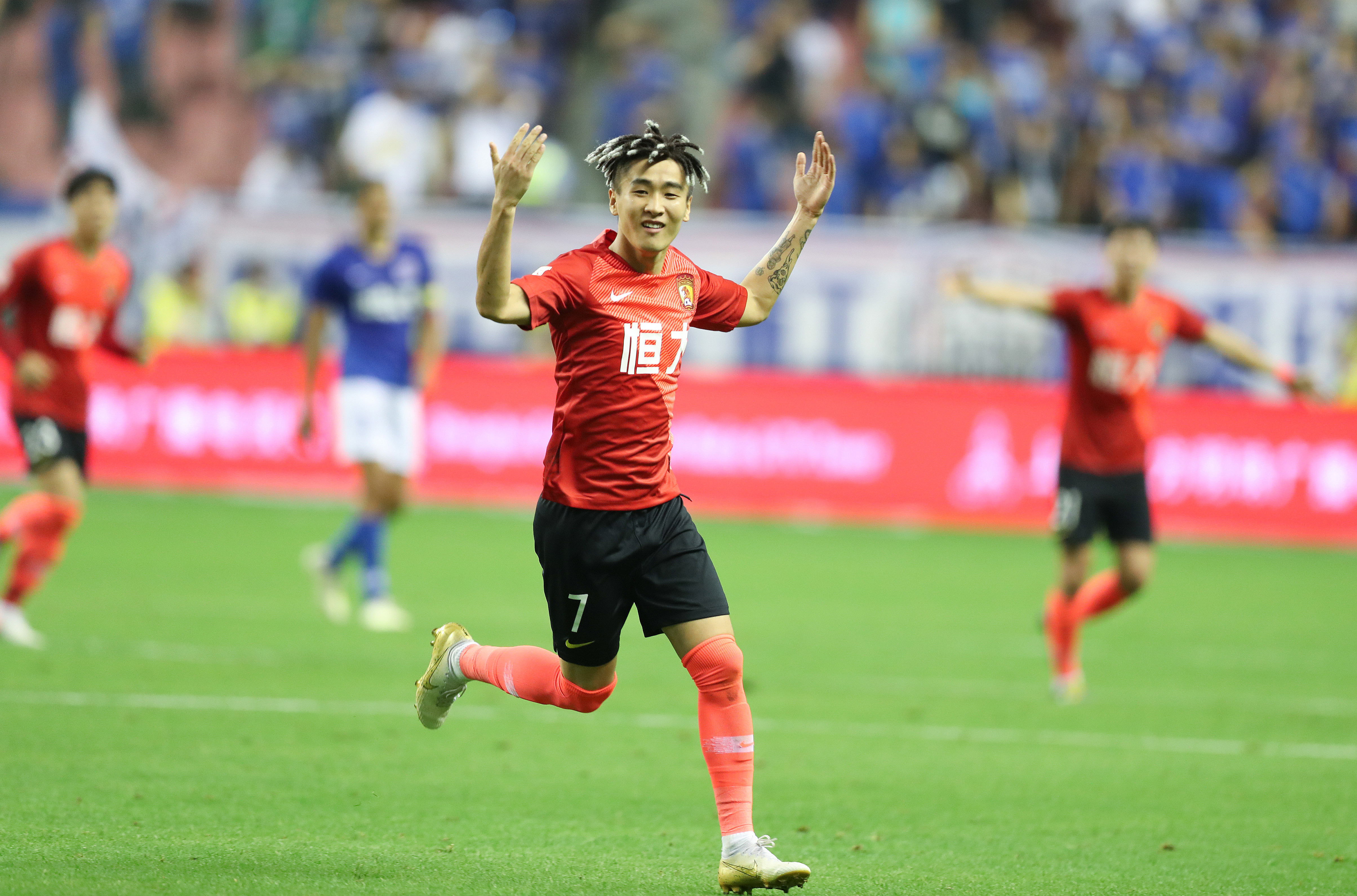 女友：差点因奥尔莫嚼口香糖声音大而搬家，若分手真得上头条（女友爆料：险因奥尔莫嚼口香糖太响搬家，真分手准上头条）