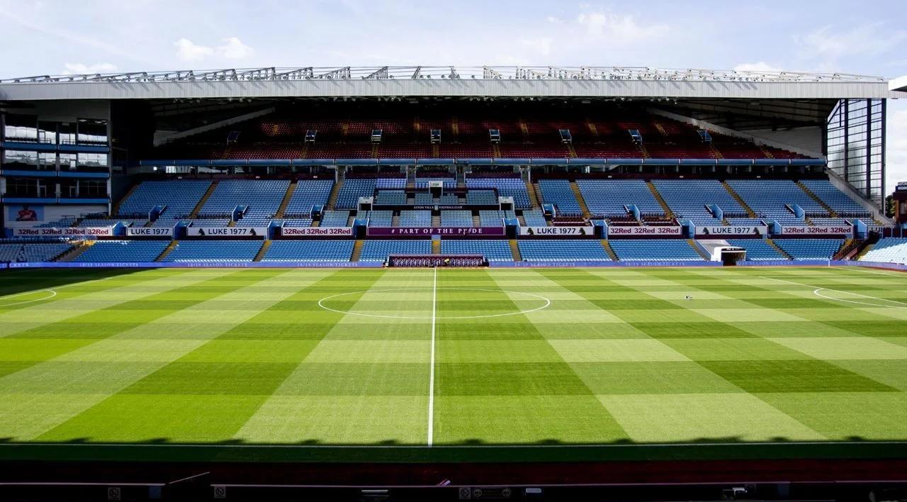 本泽马谈C罗：场上见面很冷淡？我们在更衣室已拥抱过了（本泽马回应与C罗场上显冷：更衣室里我们早已相拥）