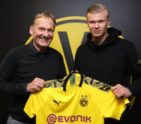 球员飞踹裁判！川超回应：加强管理，由公安机关进行调查处理（球员飞踹裁判，川超回应：强化管理并移交公安调查）