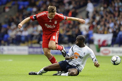 圣保利主帅调侃凯恩：去年他踢我们那脚射门，球现在还在飞吧（圣保利主帅打趣凯恩：去年那脚对我们射门，球至今还在飞）