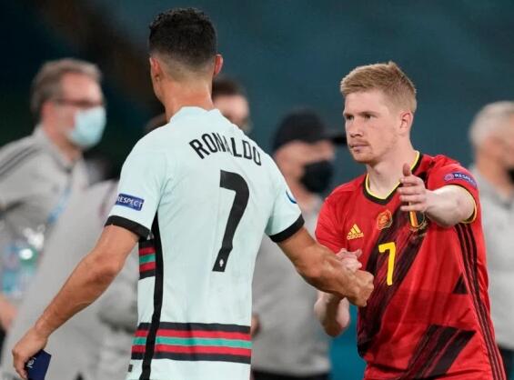 凯恩切换到“全能战士”模式，拜仁可以专心打欧冠了！（凯恩开启全能战士模式，拜仁可专注欧冠征程！）