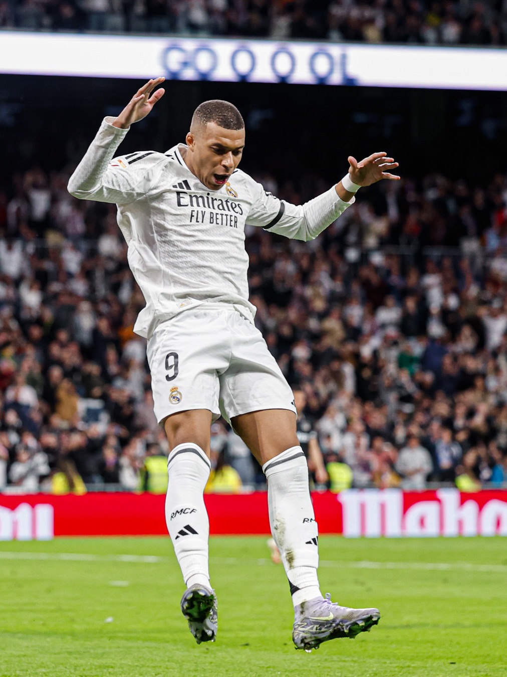 中场核心破门后致敬球迷，感人一幕（中场大将建功后向球迷致意，暖心一刻）