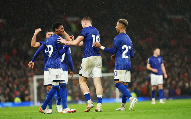 上海申花续约斯卢茨基，欲在亚冠和巴西引援中提升竞争力，期待其带领球队争冠。（申花与斯卢茨基续约，发力亚冠与巴西引援提升战力，盼其率队冲冠）