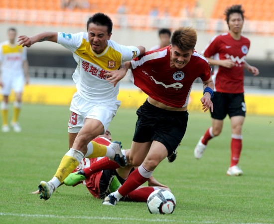 火爆德比，费内巴切vs加拉塔萨雷赛前双方球员就开始发生冲突（德比火药味十足：费内巴切与加拉塔萨雷赛前球员爆发冲突）